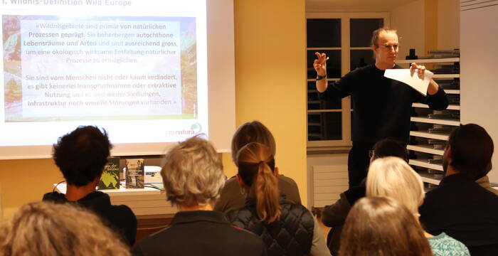 Sebastian Moos während seines Wildnis-Vortrags im Siehbachsaal Zug am 12. November 2025.