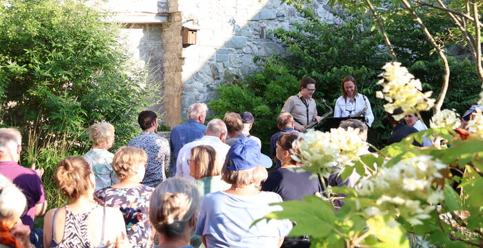 Das Duo "Sax Mal Zwei" spielt im Naturgarten an der Dorfstrasse in Zug auf.