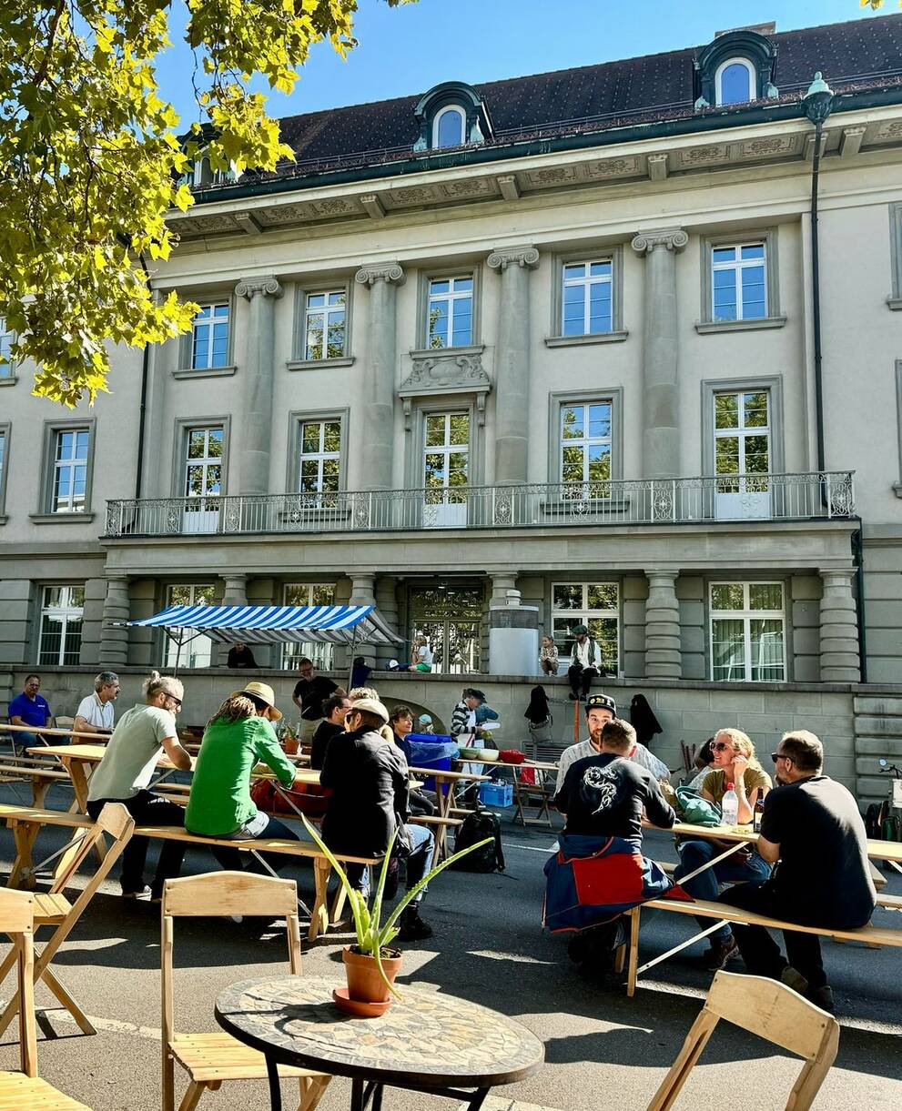Am PARK(ing) Day Zug verwandelt sich der Untere Postplatz jeweils in eine gemütliche Oase für Menschen, statt für Autos.