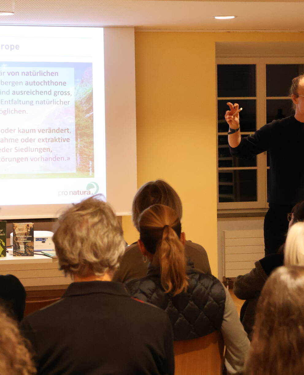Sebastian Moos während seines Wildnis-Vortrags im Siehbachsaal Zug am 12. November 2025.