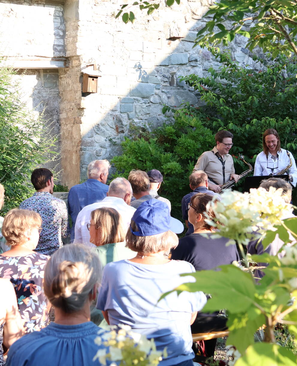 Das Duo "Sax Mal Zwei" spielt im Naturgarten an der Dorfstrasse in Zug auf.
