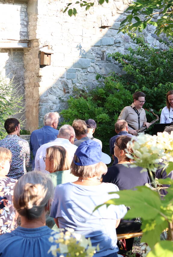 Das Duo "Sax Mal Zwei" spielt im Naturgarten an der Dorfstrasse in Zug auf.