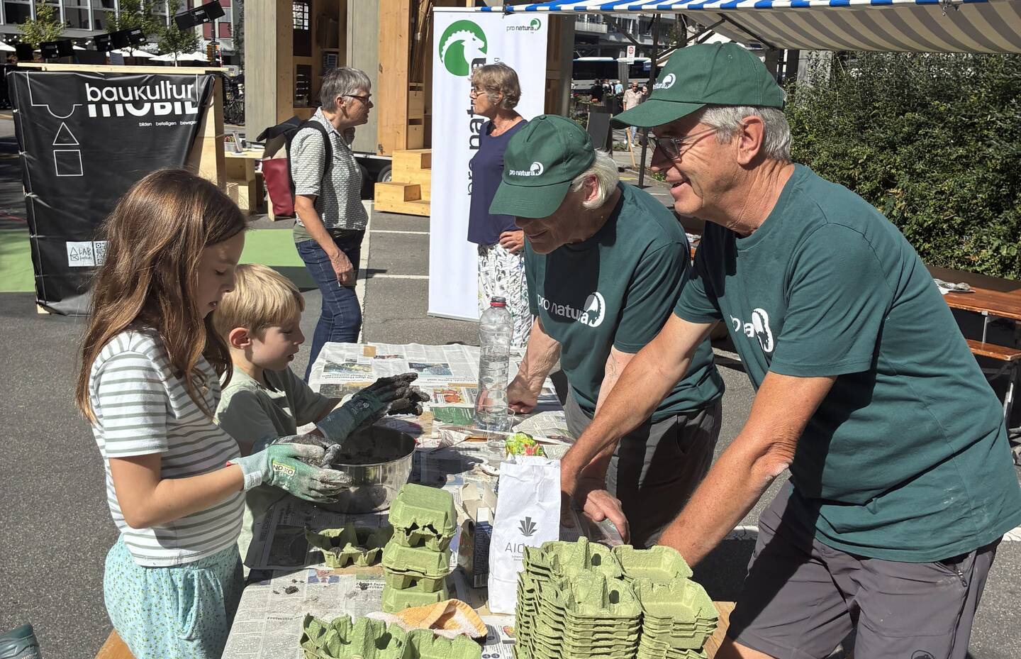 Beim Stand von Pro Natura Zug konnten Besucher:innen Samenbomben basteln, mit denen sie die Stadt etwas farbenfroher und ökologischer gestalten können.